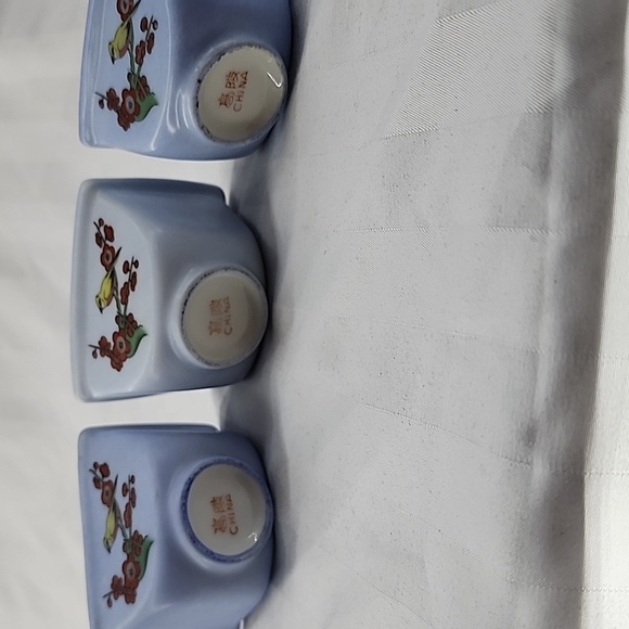Vintage Blue Sake or Sauce Cups Made in China Yellow Birds - Picture 5 of 5